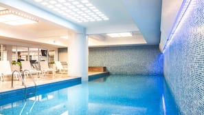 Una piscina cubierta (de 6:00 a 23:00), tumbonas