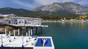Una spiaggia nelle vicinanze, cabine (a pagamento), lettini da mare