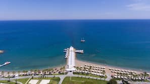 Una spiaggia nelle vicinanze, cabine (a pagamento), lettini da mare
