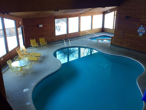 Search hundreds of travel sites at once for hotels in Petoskey