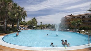 Una piscina cubierta, 2 piscinas al aire libre, sombrillas, tumbonas
