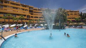 Una piscina cubierta, 2 piscinas al aire libre, sombrillas, tumbonas