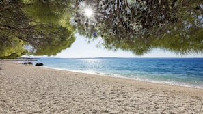 Am Strand, Cabañas (gegen Gebühr), Liegestühle, Sonnenschirme
