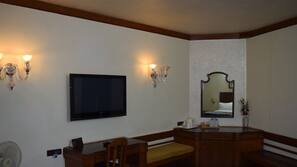 2 bedrooms, in-room safe, desk, blackout drapes