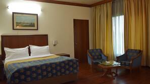 2 bedrooms, in-room safe, desk, blackout drapes