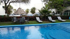 Una piscina al aire libre