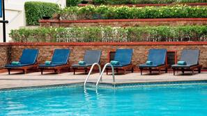 Una piscina al aire libre, sombrillas
