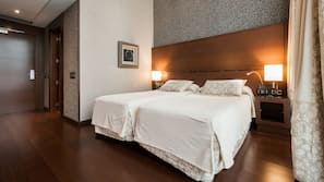 Zimmersafe, Schreibtisch, Verdunkelungsvorhänge, schallisolierte Zimmer