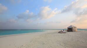 Privatstrand, weißer Sandstrand, Liegestühle, Sonnenschirme