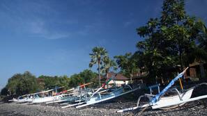 Plage, sable noir, plongée sous-marine, snorkeling