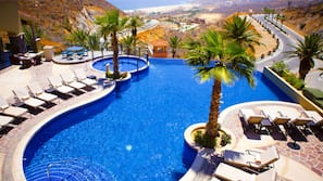 7 outdoor pools, free cabanas, pool umbrellas