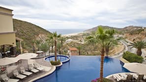 7 outdoor pools, free cabanas, pool umbrellas
