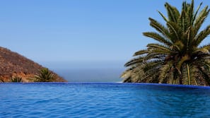 7 outdoor pools, free cabanas, pool umbrellas