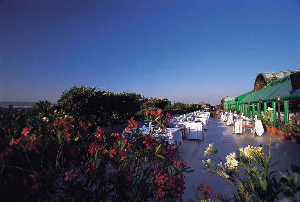 Outdoor dining, Kervansaray Thermal Convention Center & Spa