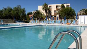 2 piscines extérieures
