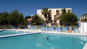 2 piscines extérieures