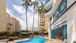 Una piscina al aire libre