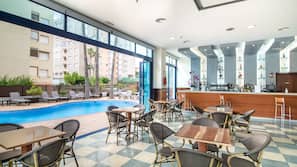 Una piscina al aire libre