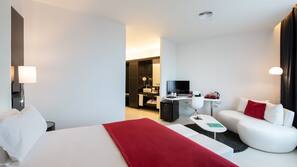 Minibar, caja fuerte, escritorio y cortinas opacas