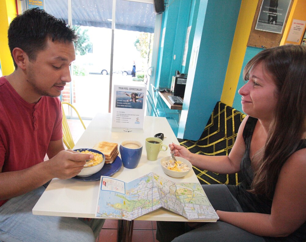 Couples dining, Jolly Swagman Backpackers