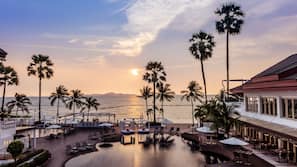 2 kolam renang outdoor, dengan cabana (dengan biaya tambahan)