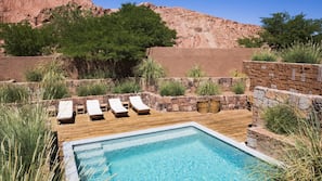 6 piscinas al aire libre, tumbonas