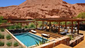 6 piscinas al aire libre, tumbonas