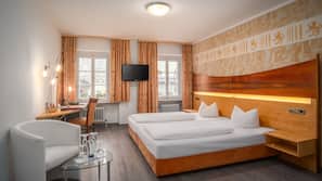 Minibar, Zimmersafe, individuell eingerichtet, Schreibtisch