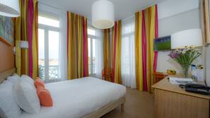 Desk, soundproofing, free cots/infant beds, free WiFi