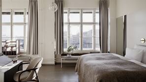 Luxe beddengoed, verduisterende gordijnen, een strijkplank/strijkijzer