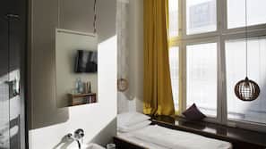 Luxe beddengoed, verduisterende gordijnen, een strijkplank/strijkijzer