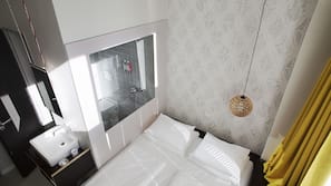 Luxe beddengoed, verduisterende gordijnen, een strijkplank/strijkijzer