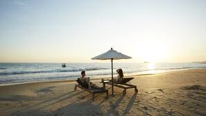 Am Strand, Liegestühle, Sonnenschirme, Strandtücher