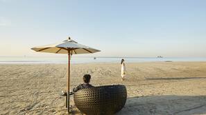 Am Strand, Liegestühle, Sonnenschirme, Strandtücher