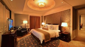 Selimut bulu angsa, minibar, brankas, dan meja kerja