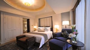Selimut bulu angsa, minibar, brankas, dan meja kerja