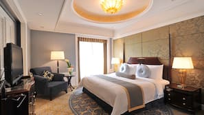 Selimut bulu angsa, minibar, brankas, dan meja kerja