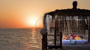 Playa privada, cabañas de playa, tumbonas y sombrillas