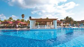 Una piscina cubierta, 3 piscinas al aire libre, sombrillas, tumbonas