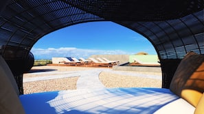 Piscine couverte, piscine extérieure, parasols de plage, chaises longues
