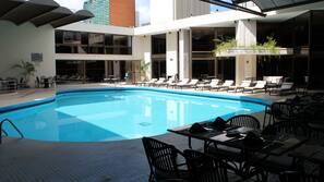 Una piscina al aire libre (de 6:00 a 21:00), tumbonas