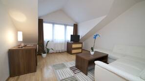Hypo-allergenic bedding, minibar, desk, iron/ironing board