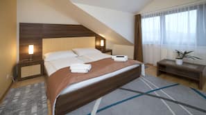 Hypo-allergenic bedding, minibar, desk, iron/ironing board