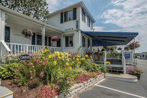 Check Expedia for Availability of Glen Cove Inn & Suites