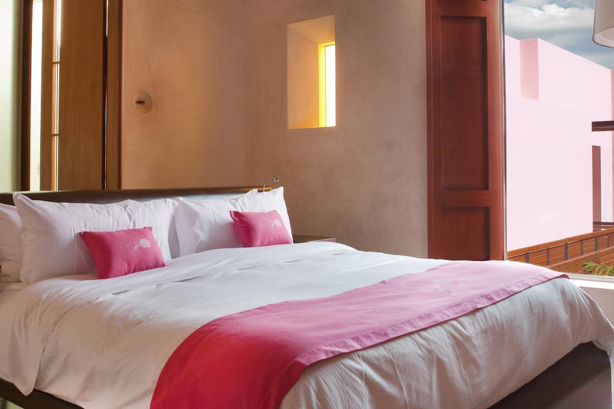 Rosas y Xocolate Boutique Hotel & Spa bed with pink pillows