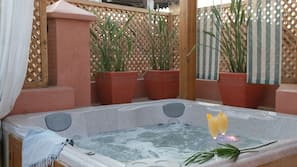 Bañera de hidromasaje al aire libre
