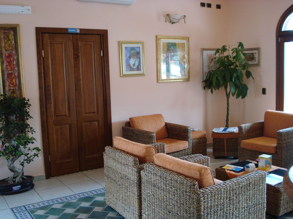 Lobby sitting area, Albergo Residenziale Li Troni