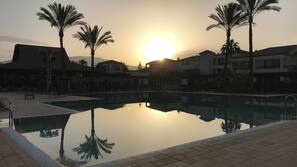 2 outdoor pools