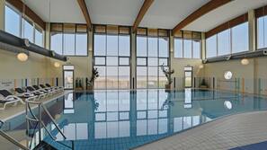 Indendørs pool, åben fra kl. 07.00 til kl. 22.00, liggestole