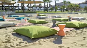 Een privéstrand, cabana's (toeslag), ligstoelen aan het strand, parasols